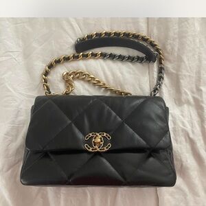 CHANEL Black Quilted Shoulder Bag with Gold Chain